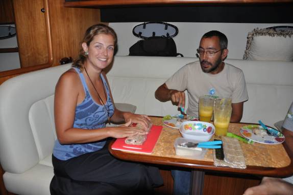 Jantar no barco do Brasil Cristalino, em marina na Cidade do Panamá